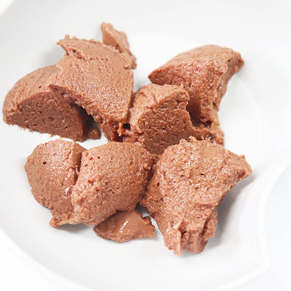 Wholesome diet canned cat food with chicken in meat pate pet treats for cats