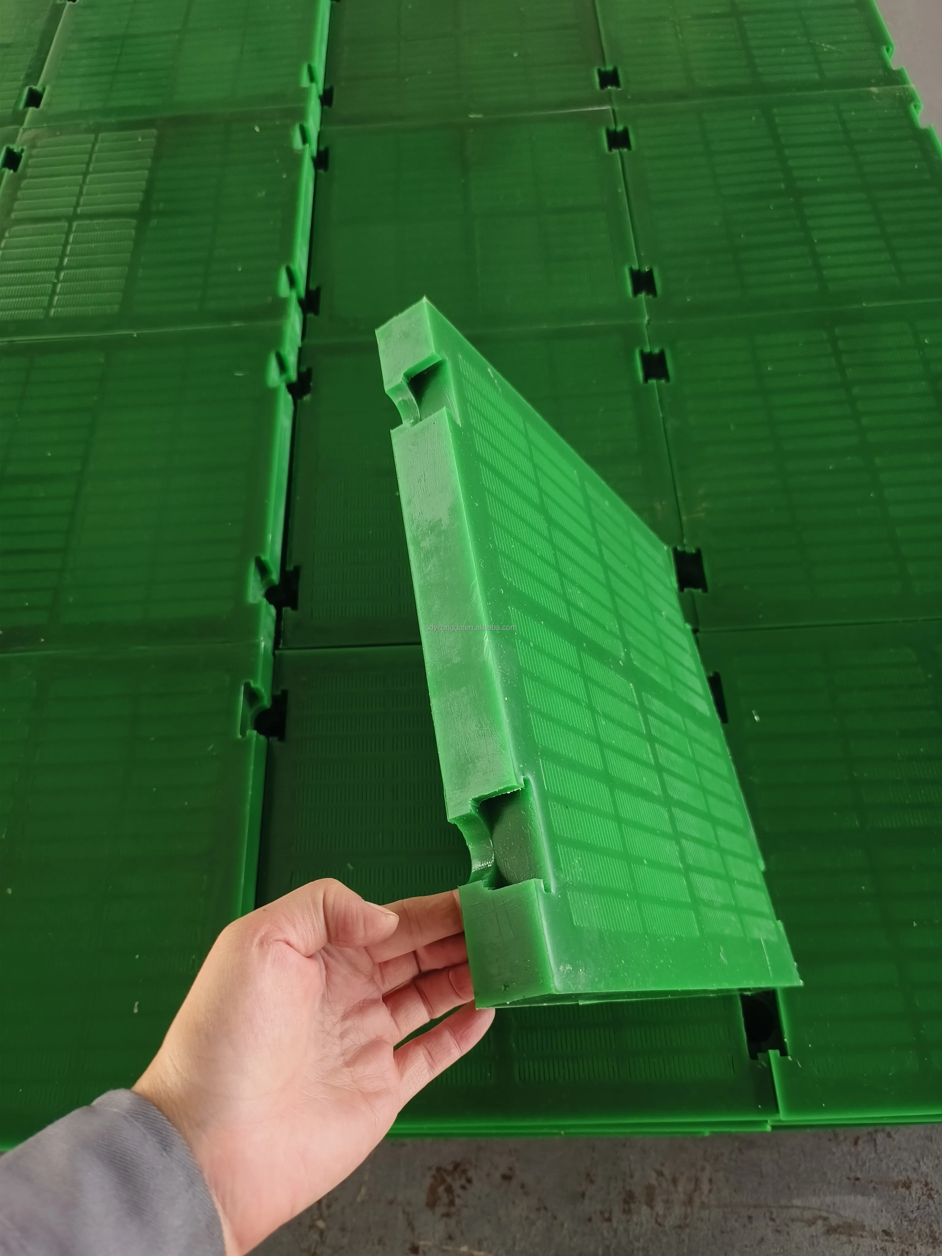 New 305*305mm Size Polyurethane Vibrating Screen Mesh Panel Steel Linear Type for Ore Dewatering in Mining Applications