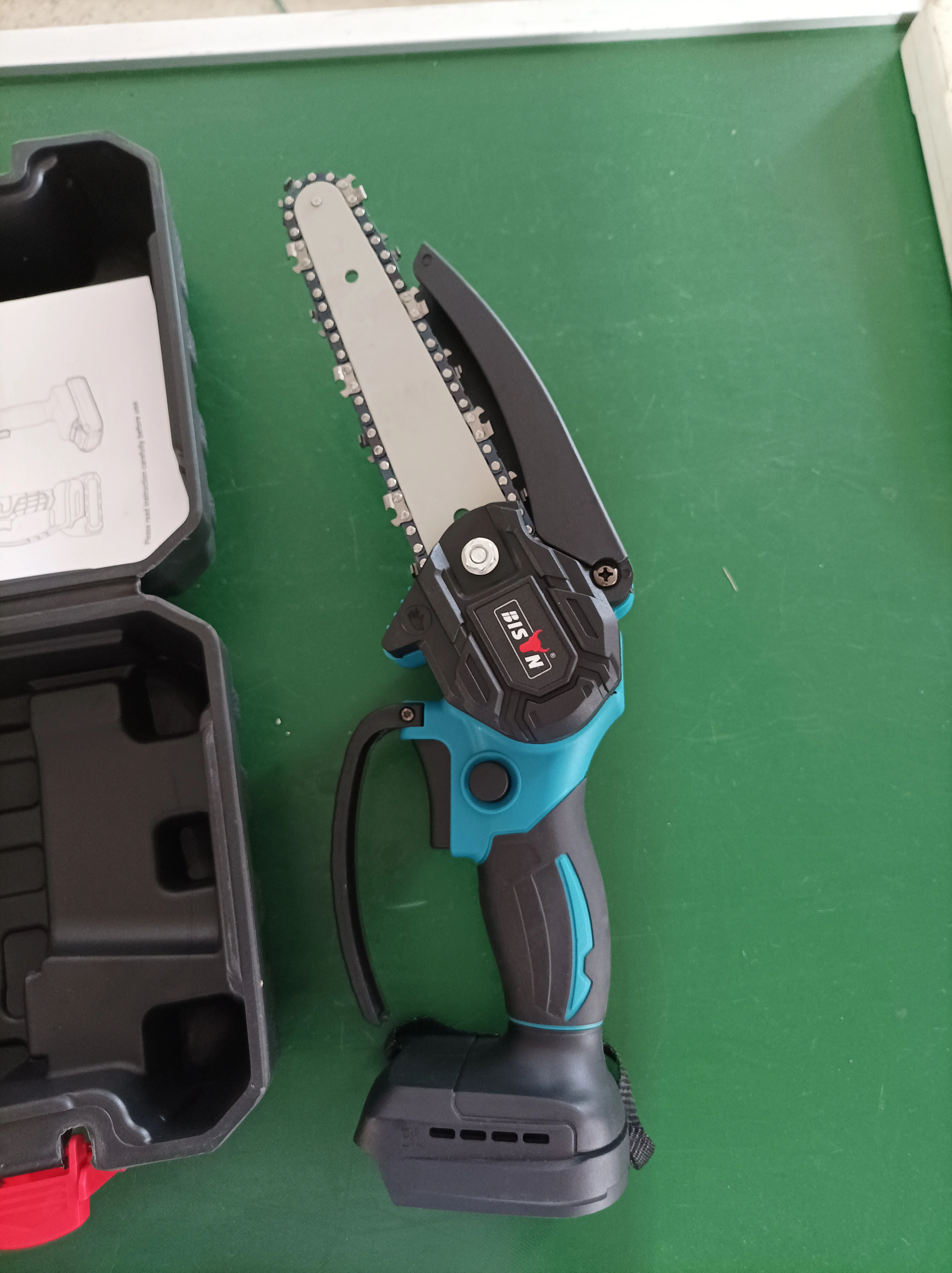 Factory 4 Inch 2 Rechargeable Lithium Battery Wood Cutter Chain Saw Brushless Mini Cordless Chainsaw