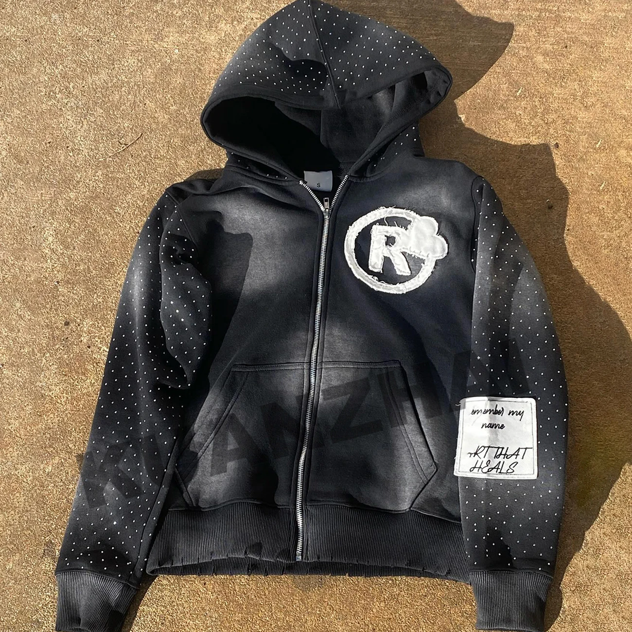 Custom streetwear streetwear distressed embroidery patch mens acid wash sun faded 400gsm heavyweight zip up rhinestone hoodie