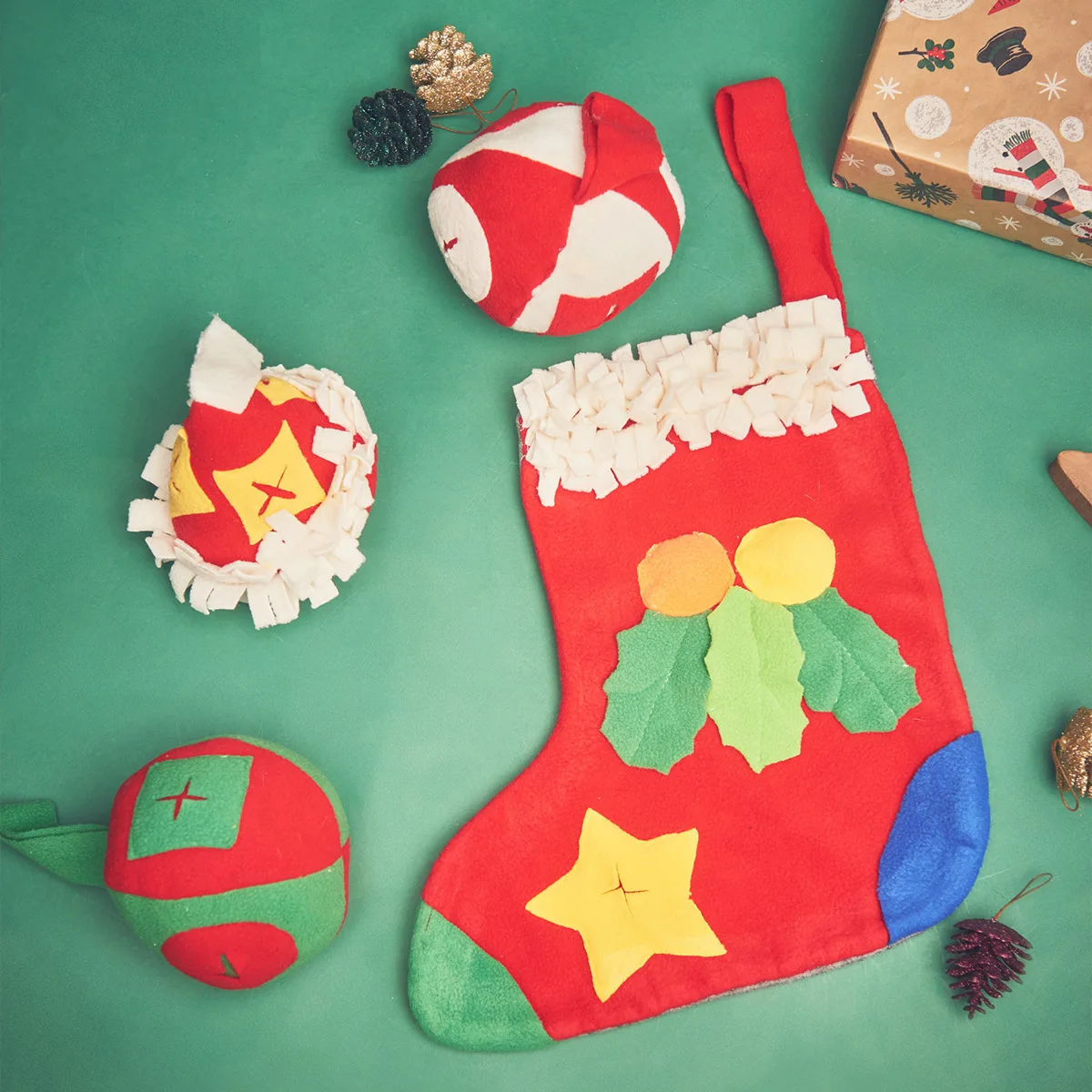 Hot Selling Christmas Sniff Toy Kit For Dogs Sniff Indoor Training Tools Fashion Pet Apparel Accessories Christmas Sock Ball Toy