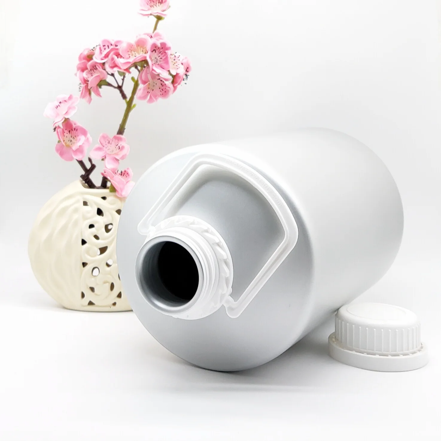 2.6L large size cosmetics essential oil perfume aluminum bottle with tamper evidence cap