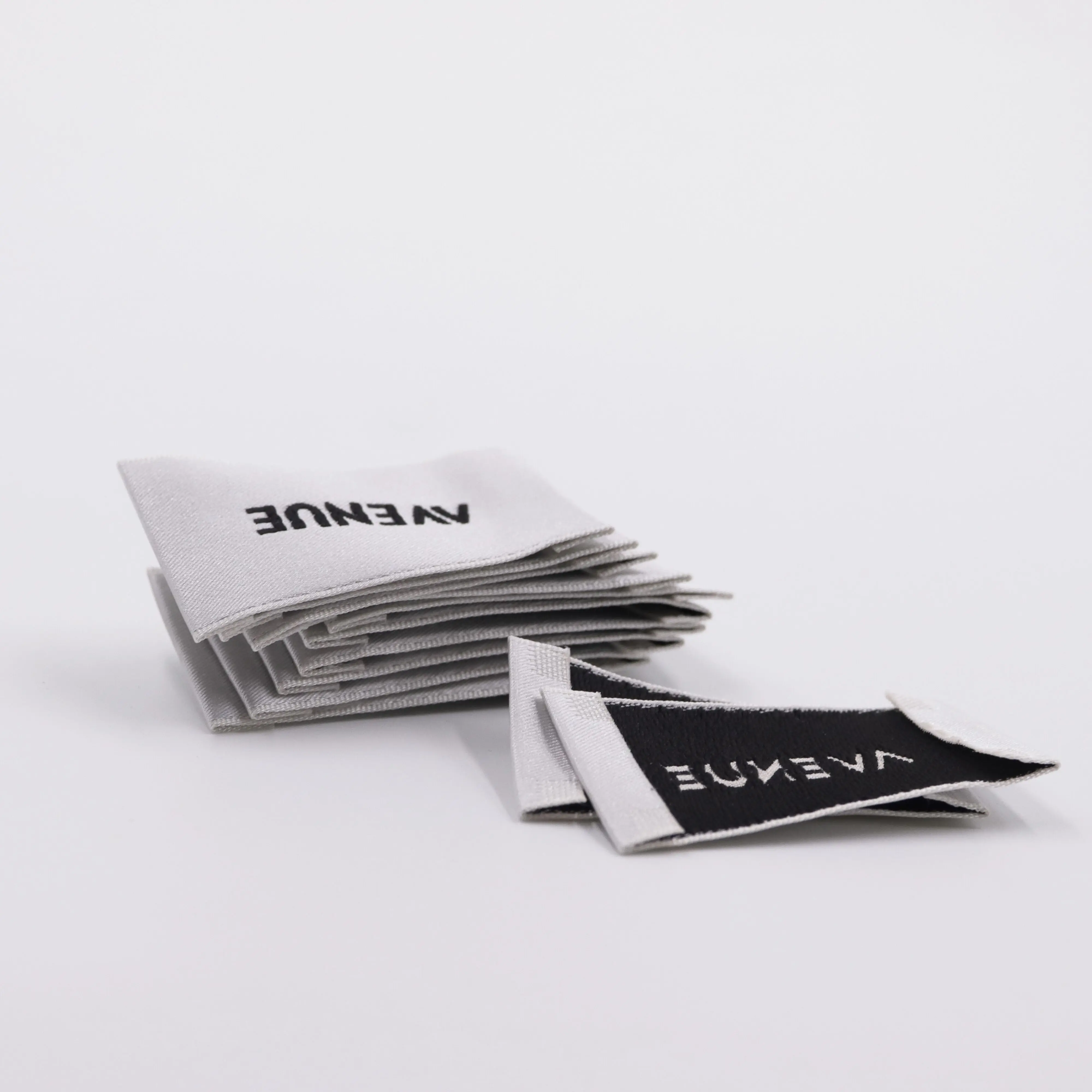 High Quality OEM LOGO White Satin Cotton Woven Label for Clothes/Coats/Hoodies/T-shirt/Sleepwear/Beanies Tag