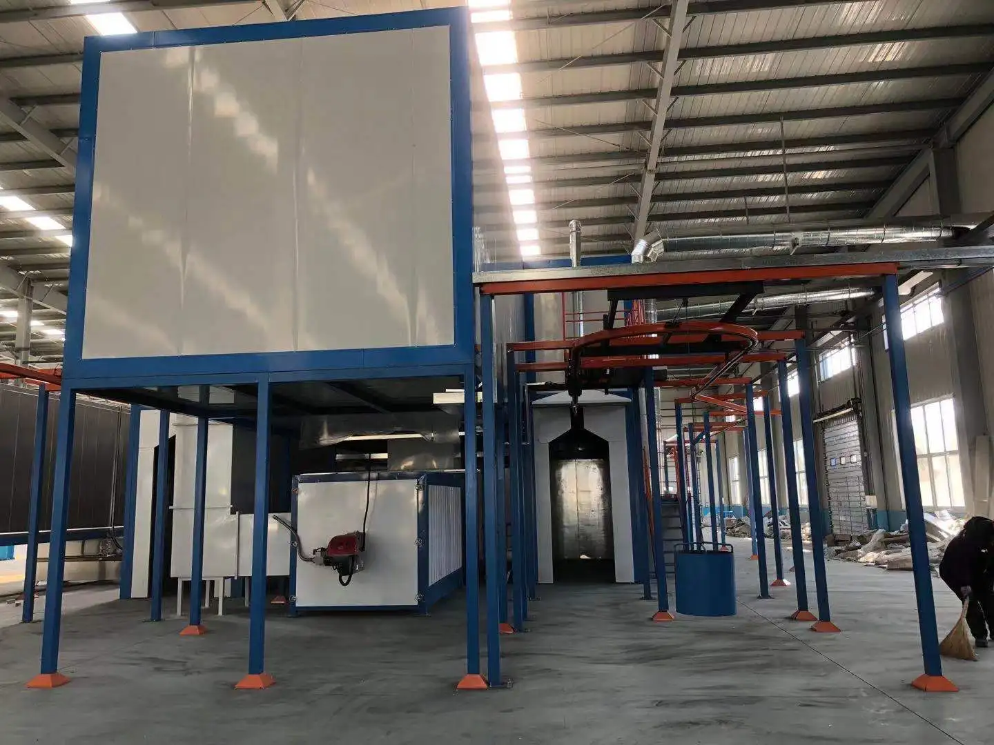 Automatic powder coating line with spray washing stage