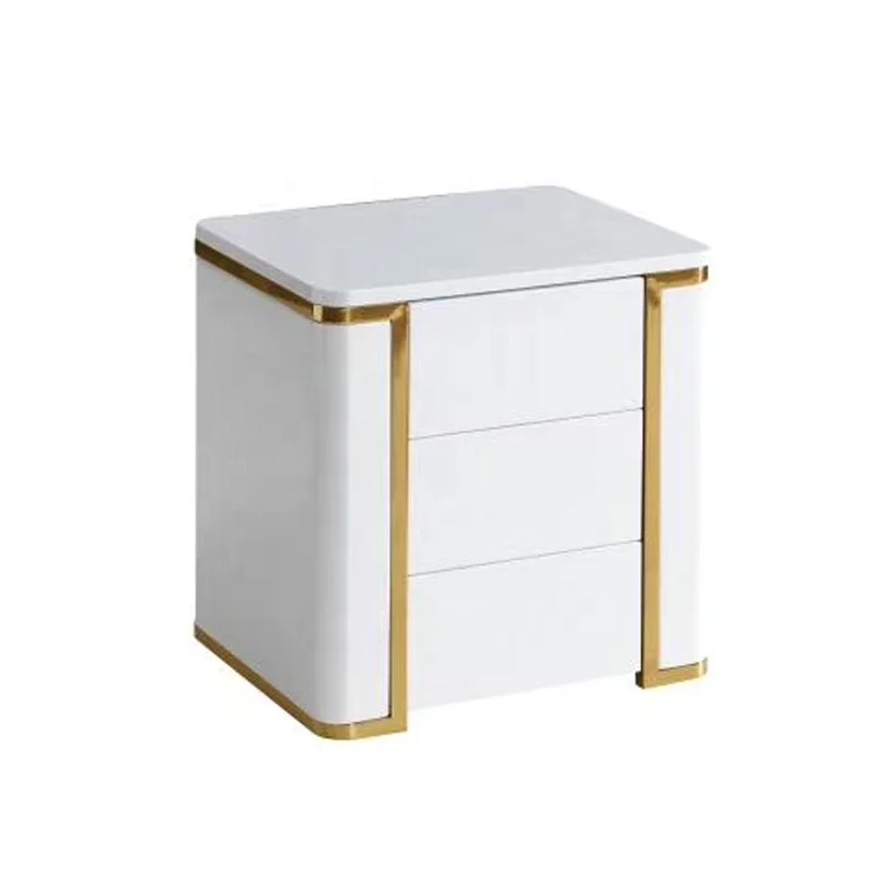 
 Простой и современный прикроватный столик, окрашенный белый шкафчик с тремя выдвижными ящиками, позолоченный угловой шкафчик из нержавеющей стали  