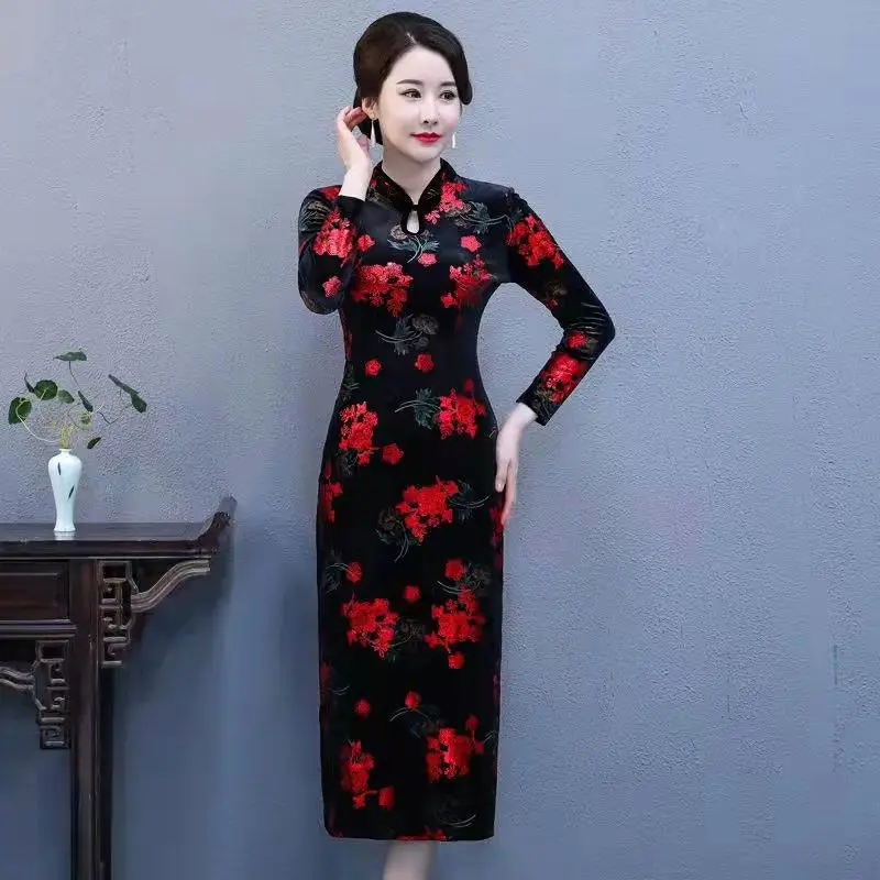 Elegant women Chinese style qipao  cheongsam