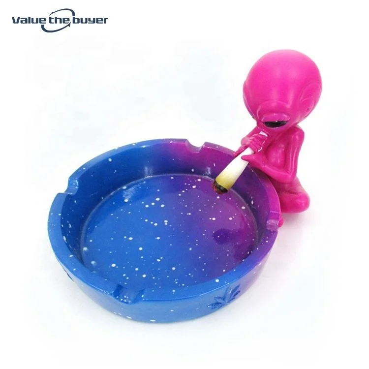 Custom Logo Sky color alien smoking resin shaped ashtray can hold cigarette