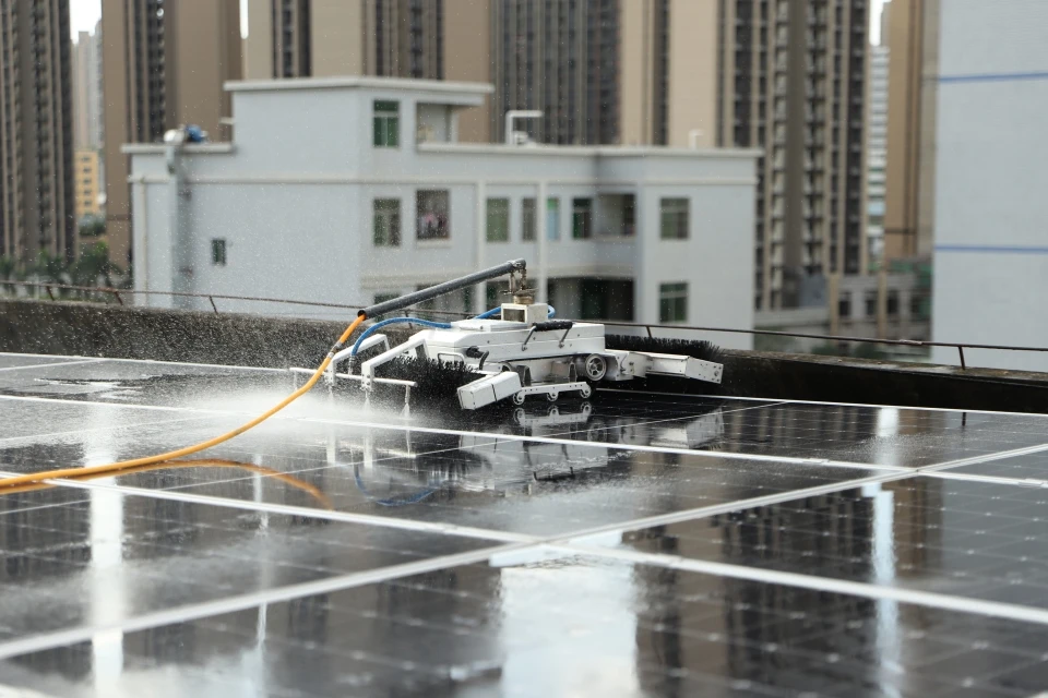 The only one with fully automatic technology lightweight autonomous solar panel cleaning robot