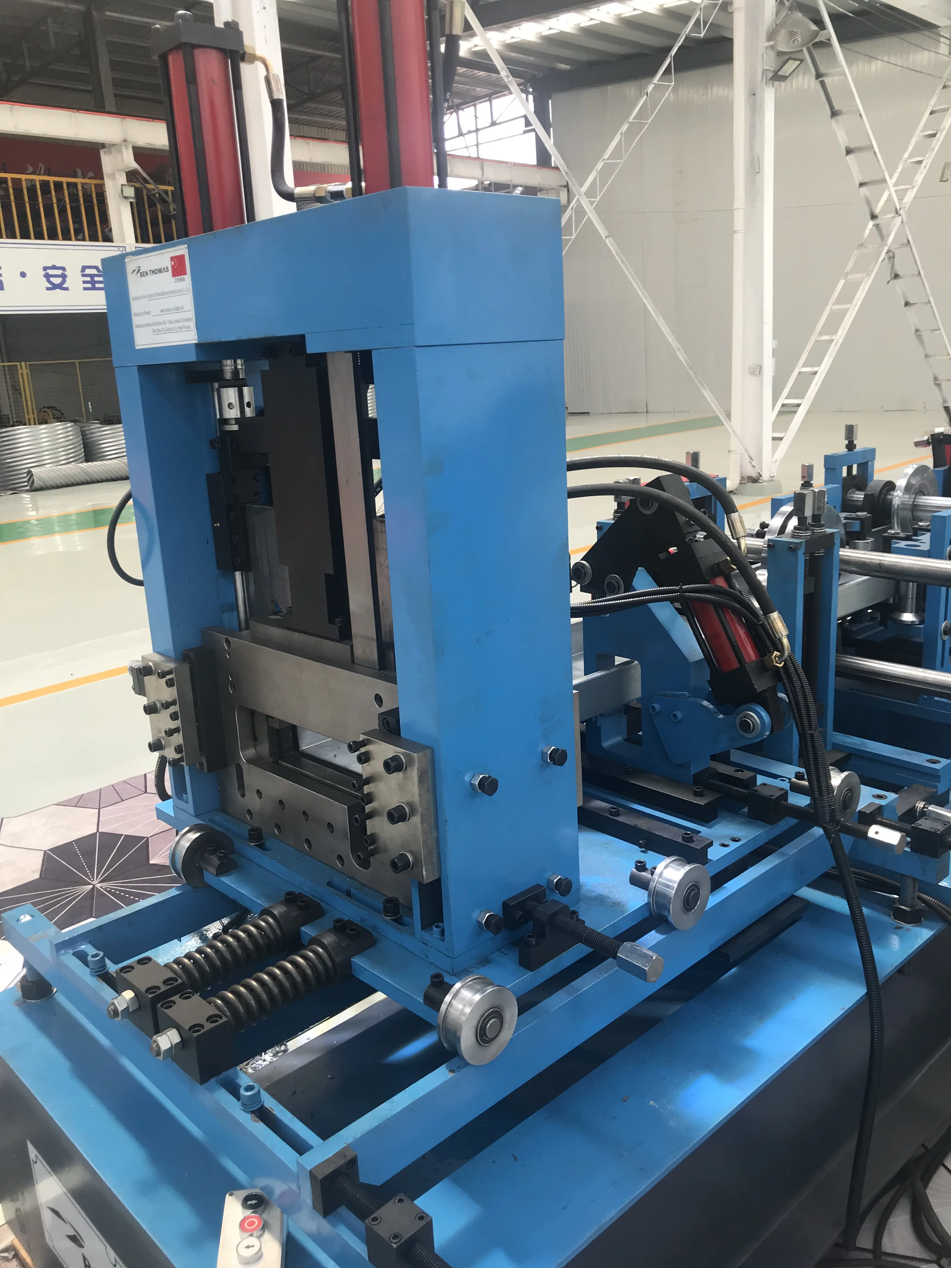 Fully automatically CZ interchange purling roll forming machine