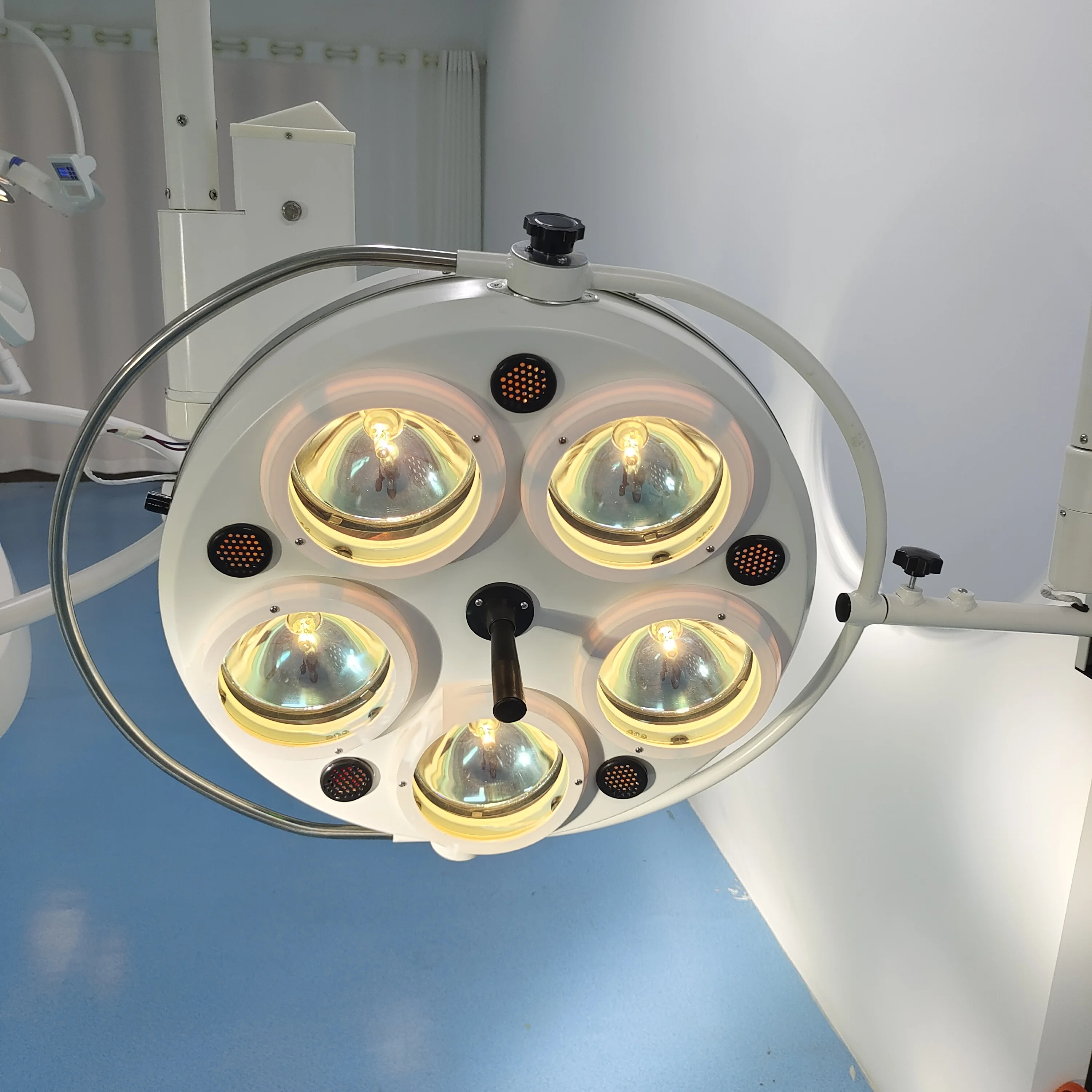 Dental Veterinary Surgical Lighting Lamp Halogen Outpatient Medical Lamp with Steel Metal Materials Powered by Electricity