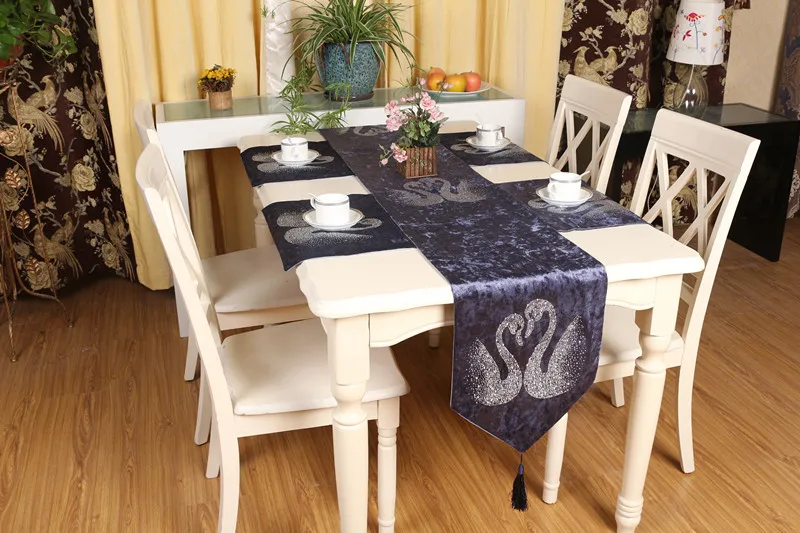 water proof 100% holland velvet Hot diamond fancy decoration table runner