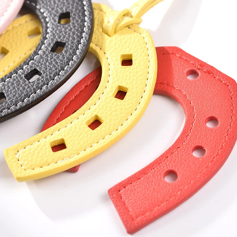 Factory custom creative gifts Leather horseshoe fashion bag hanging decoration U-shaped basket hanging key pendant  Purse Charm