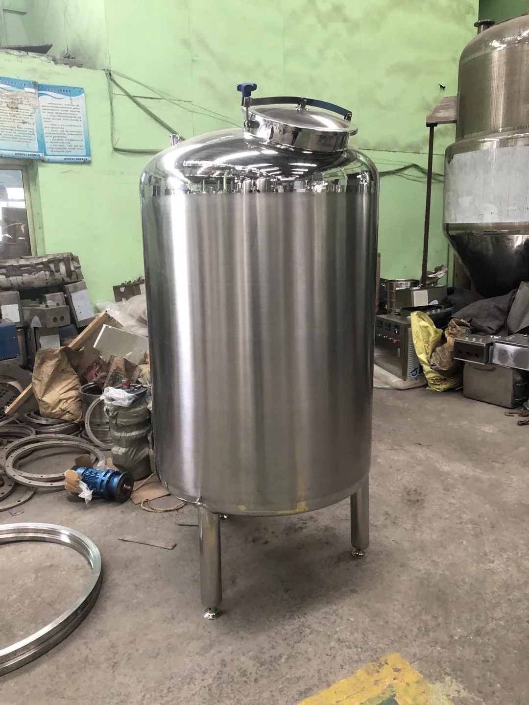 Sanitary Stainless steel beverage juice milk vertical storage tank with wheel agitator stirring blending storage tank