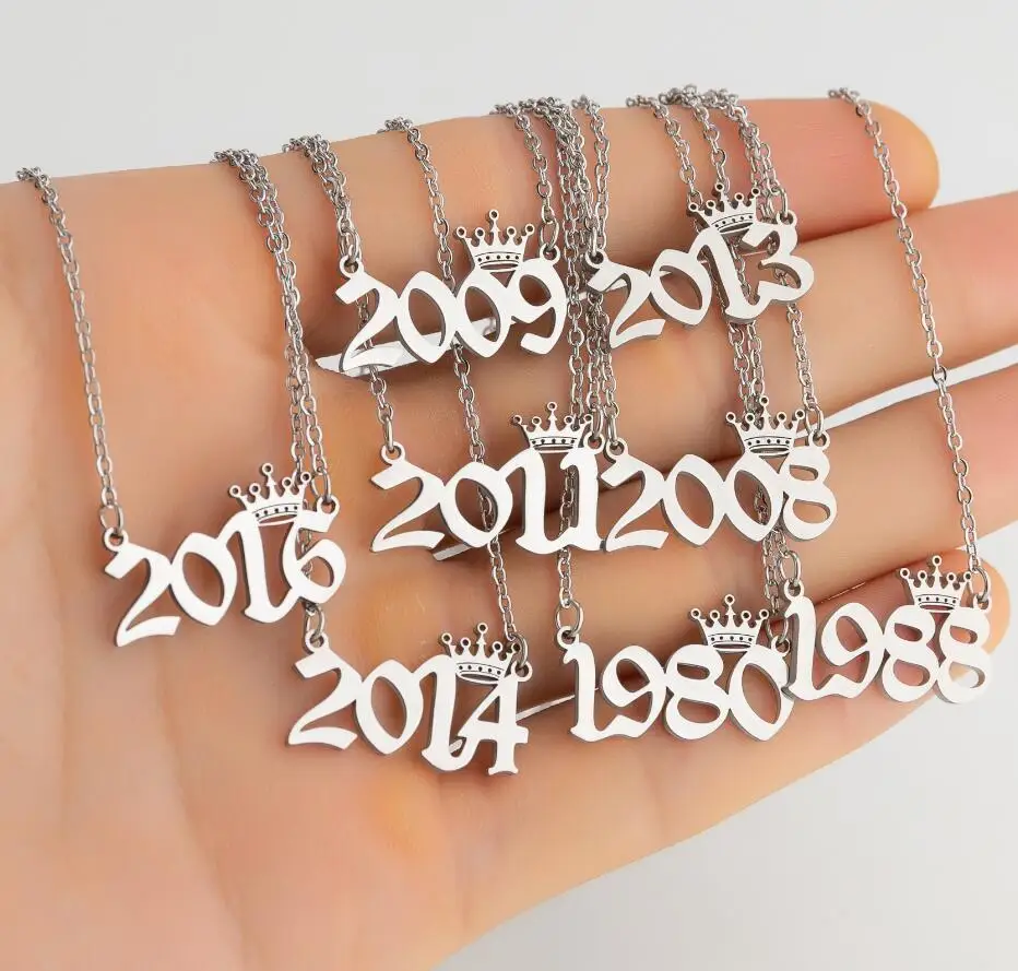  Прямая поставка 1980-2020 Новые ожерелья из нержавеющей стали для родов и новорожденных на английском языке с индивидуальным номером ожерелье короной