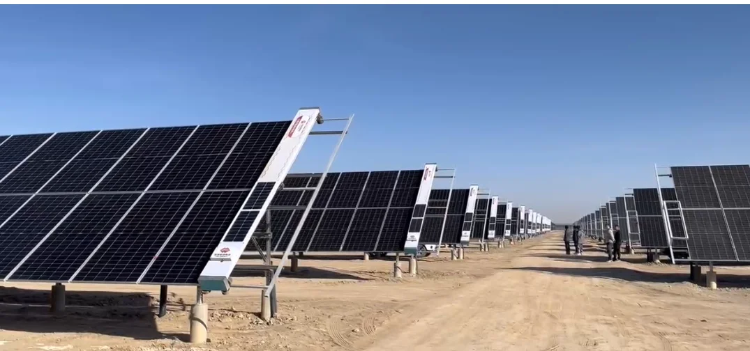 Photovoltaic Panel Cleaning Robot Manufacturer, Water Washing Tracking Solar Bracket Panel Cleaning Machine