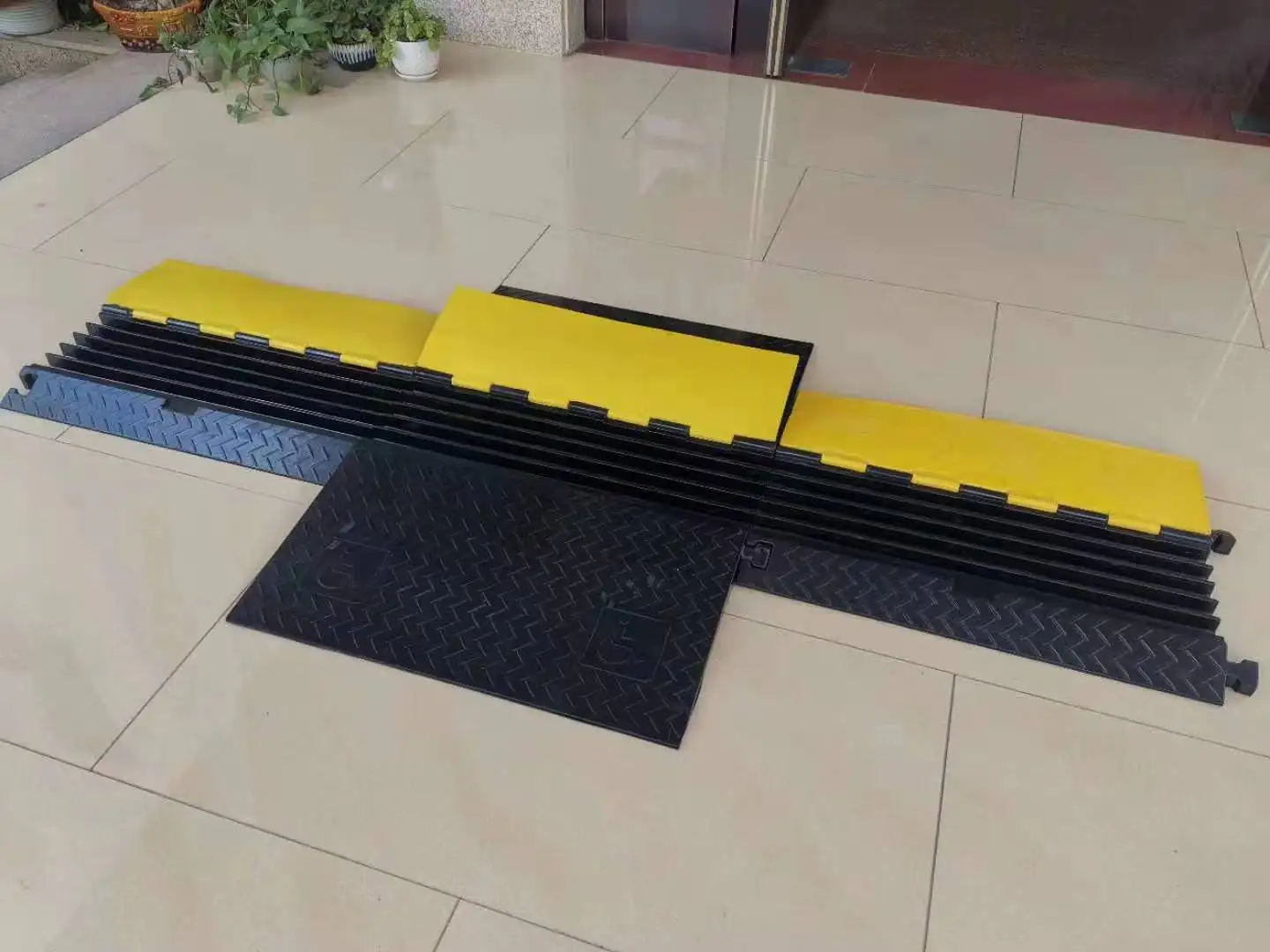 PVC Rubber Polyurethane Pedestrian Traffic Vehicles Wire Guard ADA Compliant Wheelchair Accessible Cable Protector Cable Ramps