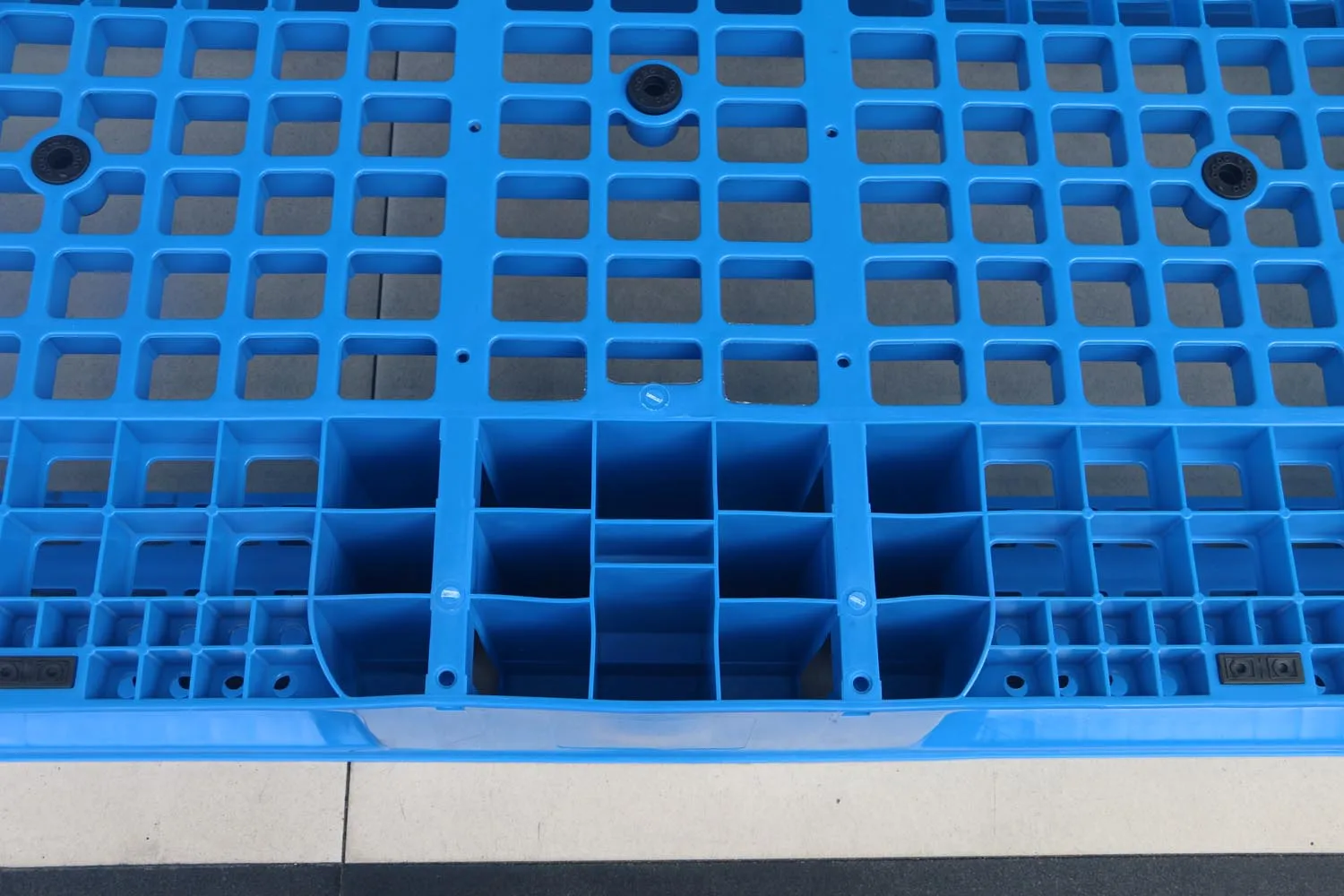 NEXARA Dynamic Load Euro Plastic Pallet 4T 1513 1500*1300*170mm Grid Surface Three Runner Single Faced Storage Transportation