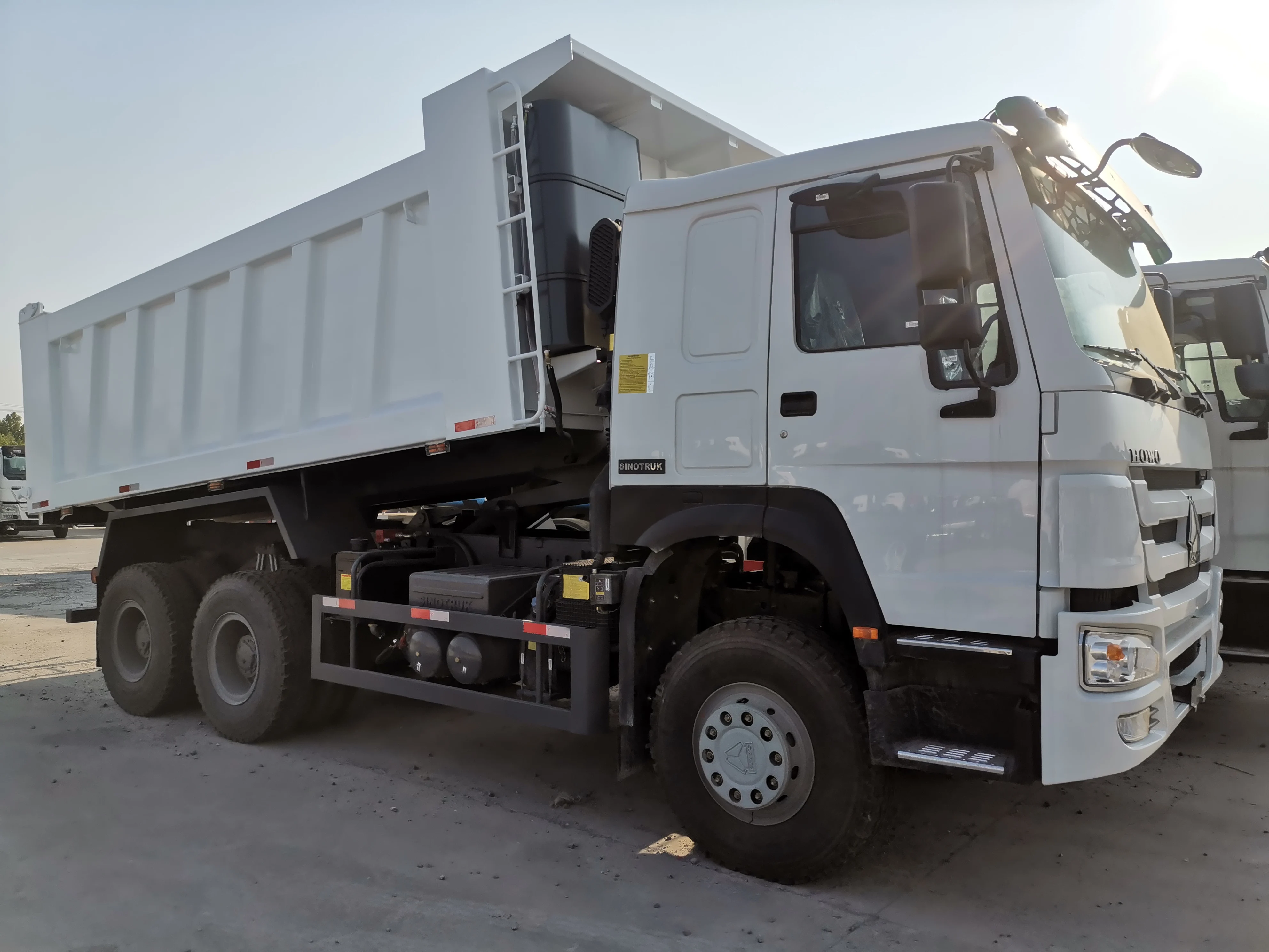  НОВЫЙ Самосвал HOWO 6x4 по низкой цене