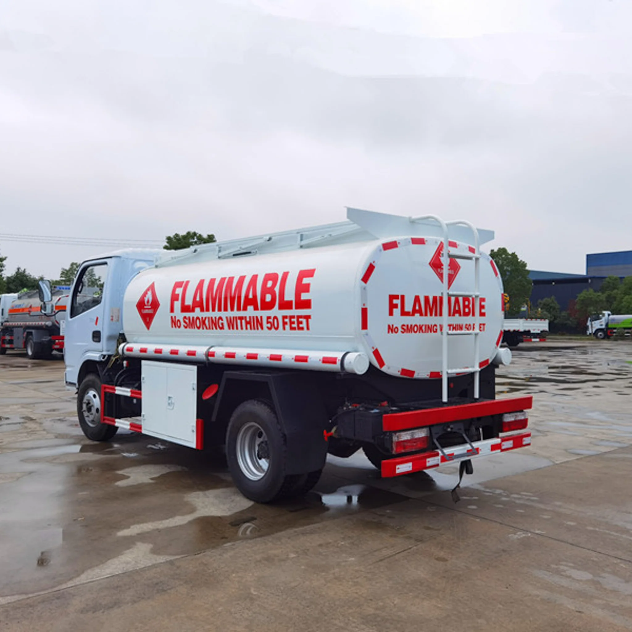 Dongfeng Dolica tanker truck Fuel Tanker Truck  4x2 130Hp Automatic 6CBM Oil Tank