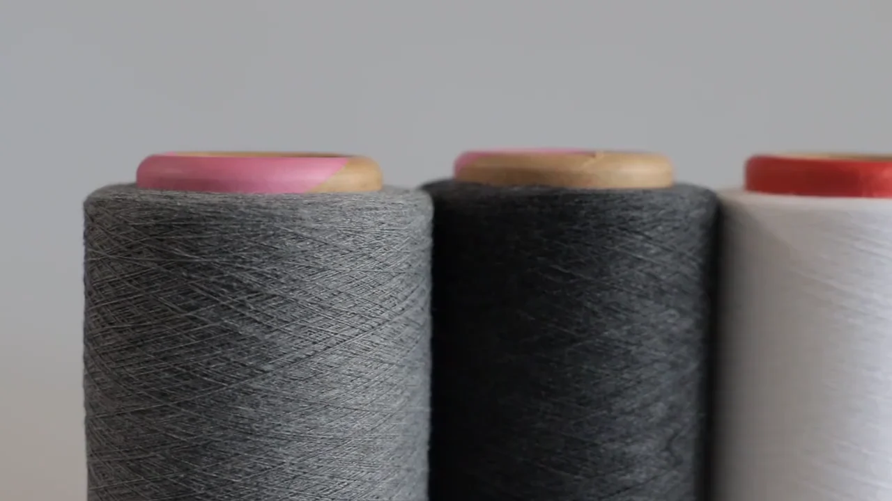 Recycled Cotton Sweater Yarn Raw White Ne20s/1 Oe Recycled Cotton Yarn For Knitting Socks Weaving