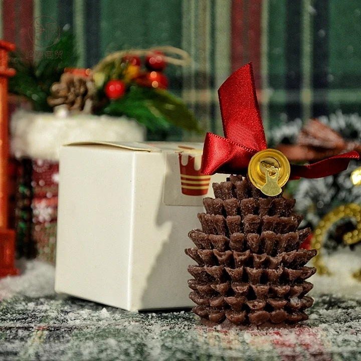 Handmade  Luxury  Christmas Decorated Private Label Soy Wax Scented Fragrance Pinecone Shape Candles  Christmas Tree Silicone