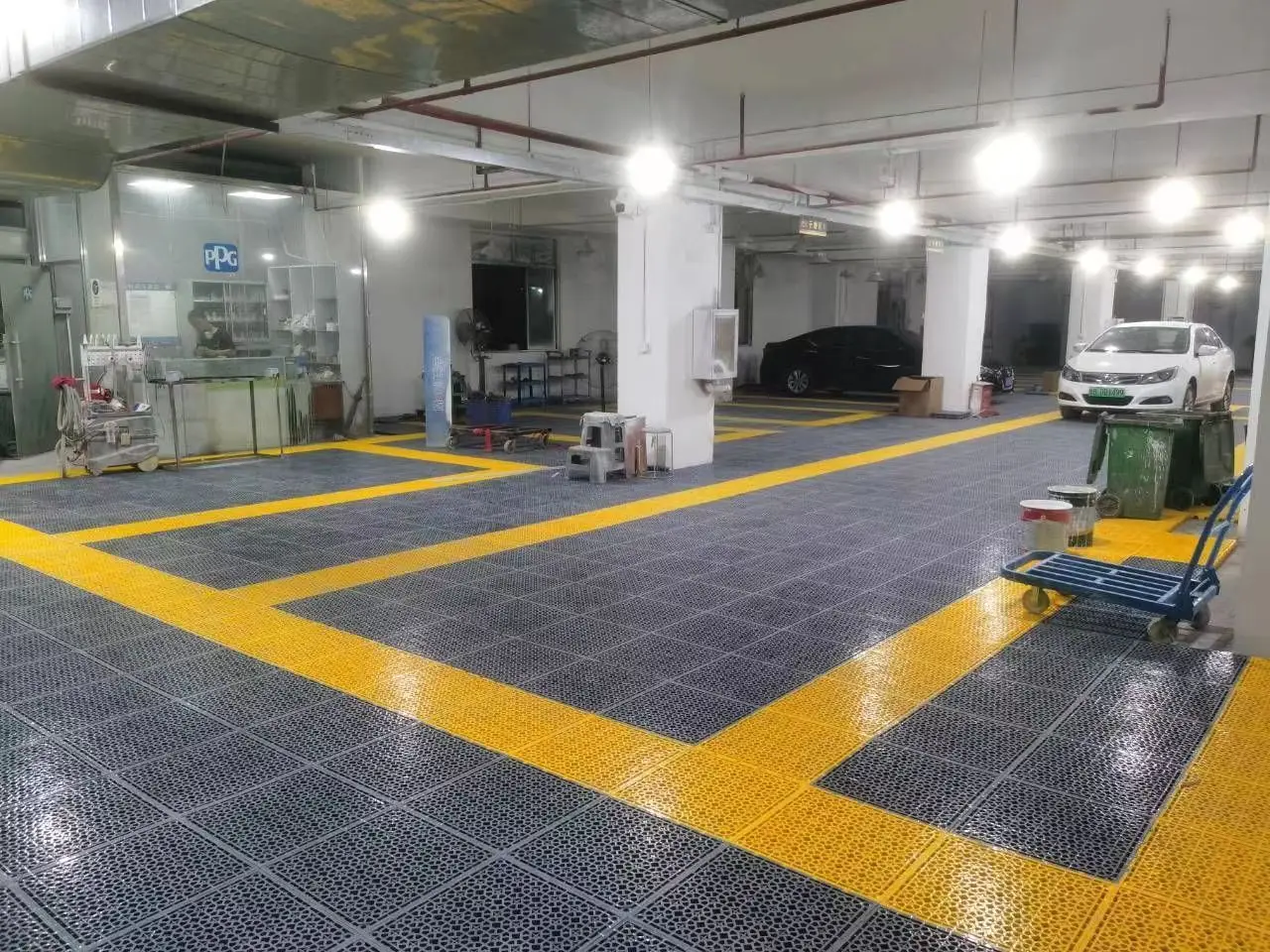 Pp Deck Patio Garage Interlocking Floor Tiles Splicing Floor Mat Plastic Flooring for Garage Bearing at least 3 tons