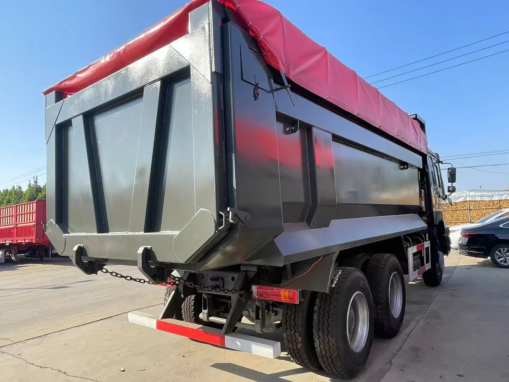 HOWO 6x4 Automatic Tarpaulin Mining Dump Truck Right Hand Drive 400hp 30t Gross Vehicle Weight HW19710 Transmission Rear Camera