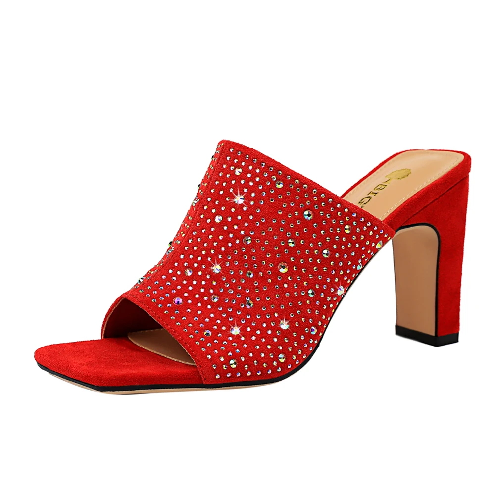 83-6 модных рубашек с цвет шлепанцы со стразами; С тонкой повязкой на толстом высоком каблуке открытым носком с квадратным носком замшевые слово со стразами женские тапочки; Летние туфли