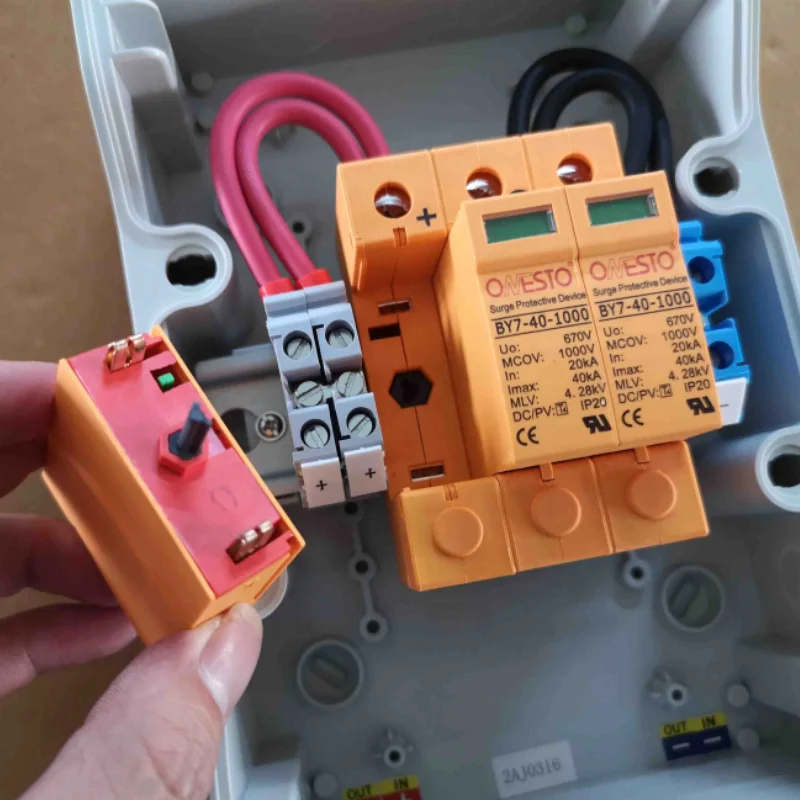 High Quality Electrical DC Combiner Box 1000V 25A PV String Isolation Box 2 String IP65 Plastic Distribution Box