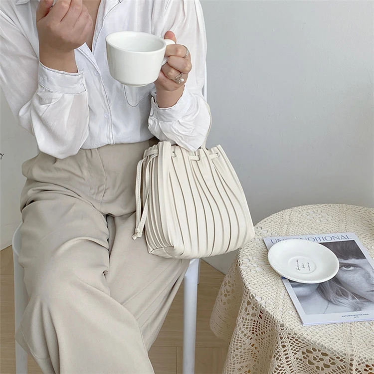 New fashion creative striped one-shoulder messenger bag PU handbag purse phone Pleated bag