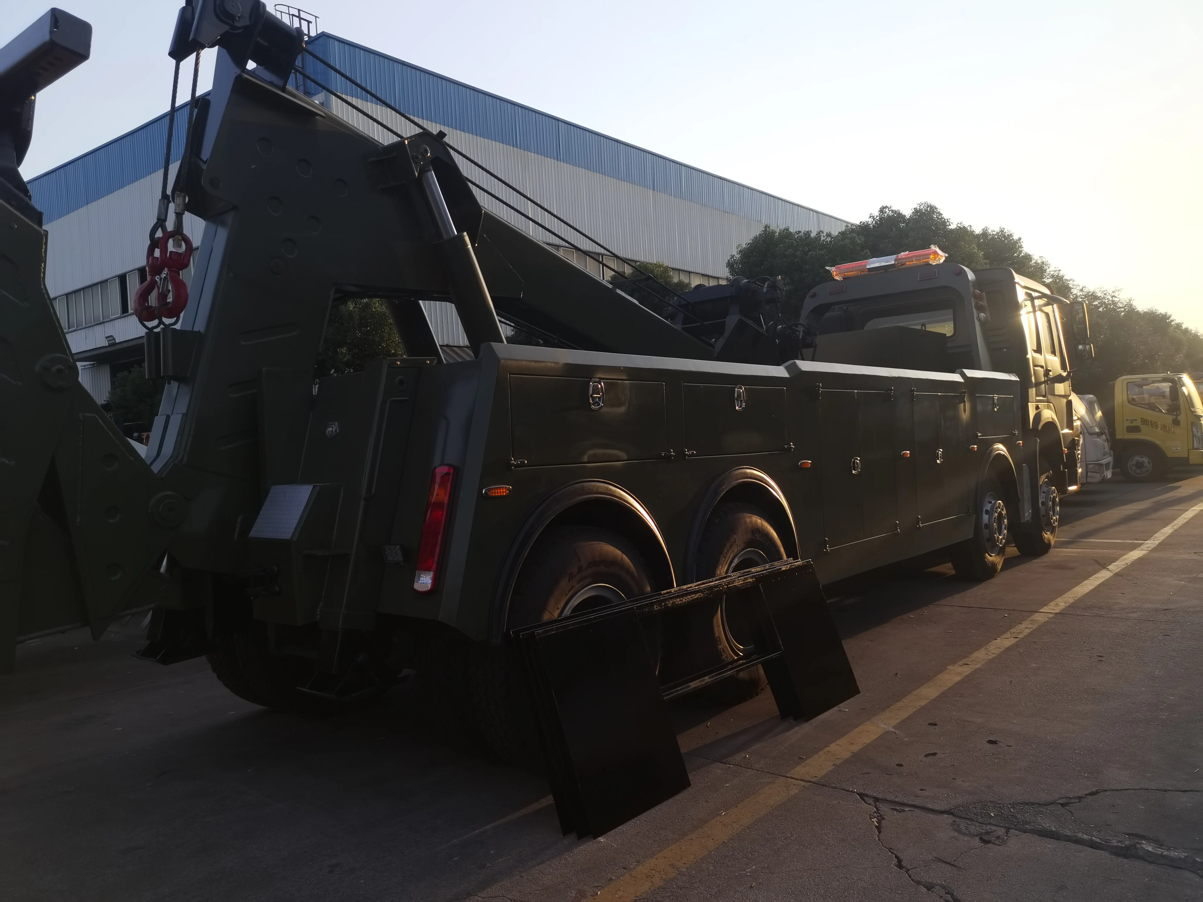 Factory Direct Sinotruk Euro II 8x4 30 Ton Wrecker Tow Truck Efficient Diesel Manual Used Convenient Trailer Wrecker One Tow Two