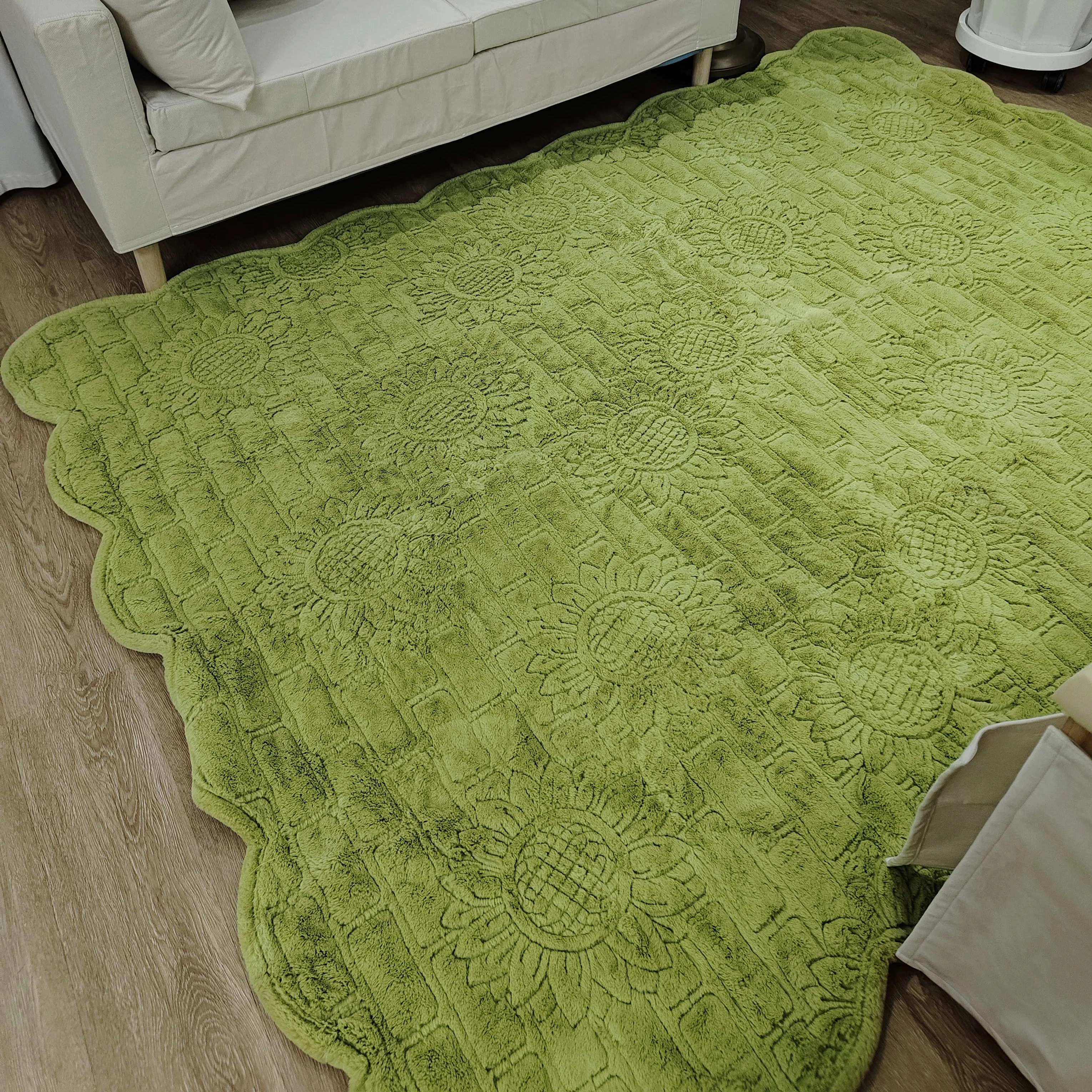Customized Pattern Green High Quality Luxury Beautiful Carpet Decorations for Family