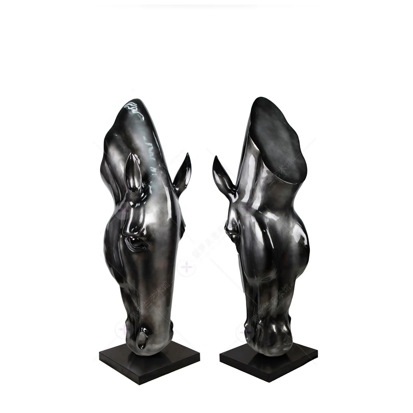 Скульптура головы лошади из стекловолокна используется для украшения большого коридора гостиной отеля