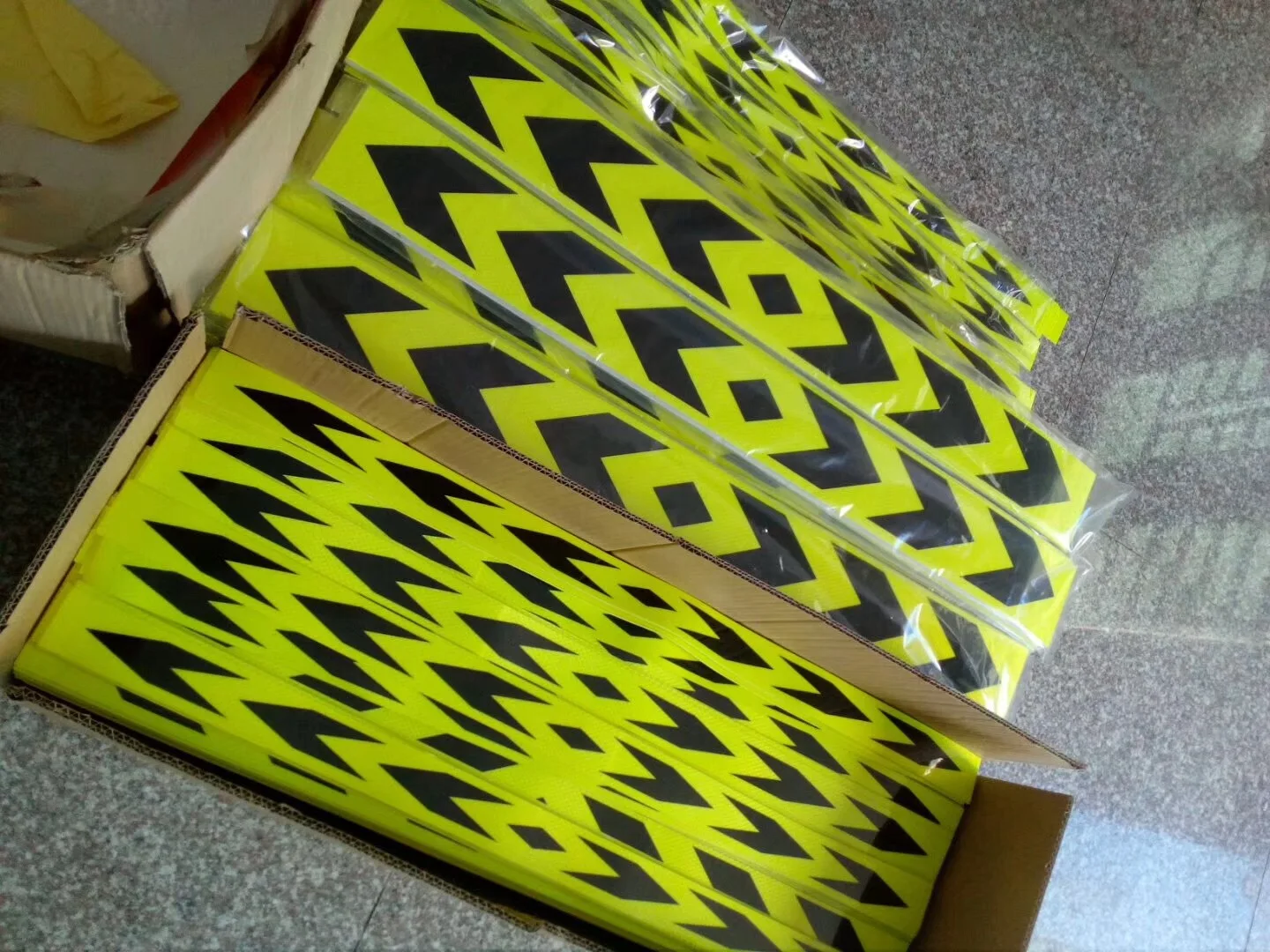 MANCAI High Reflectivity Yellow and Black Arrow Reflective Sticker Arrow Adhesive Reflective Tape For Truck Vehicles