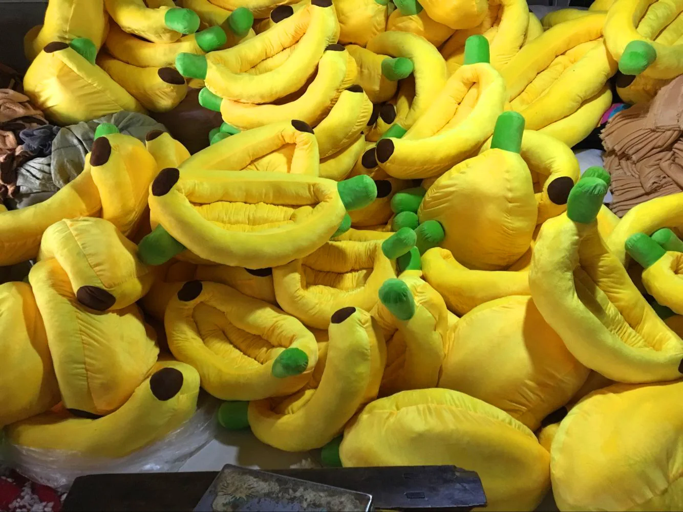 BSCI pet supplies animal products manufacturer plush  banana beds soft animal bed durable banana shape pet bed