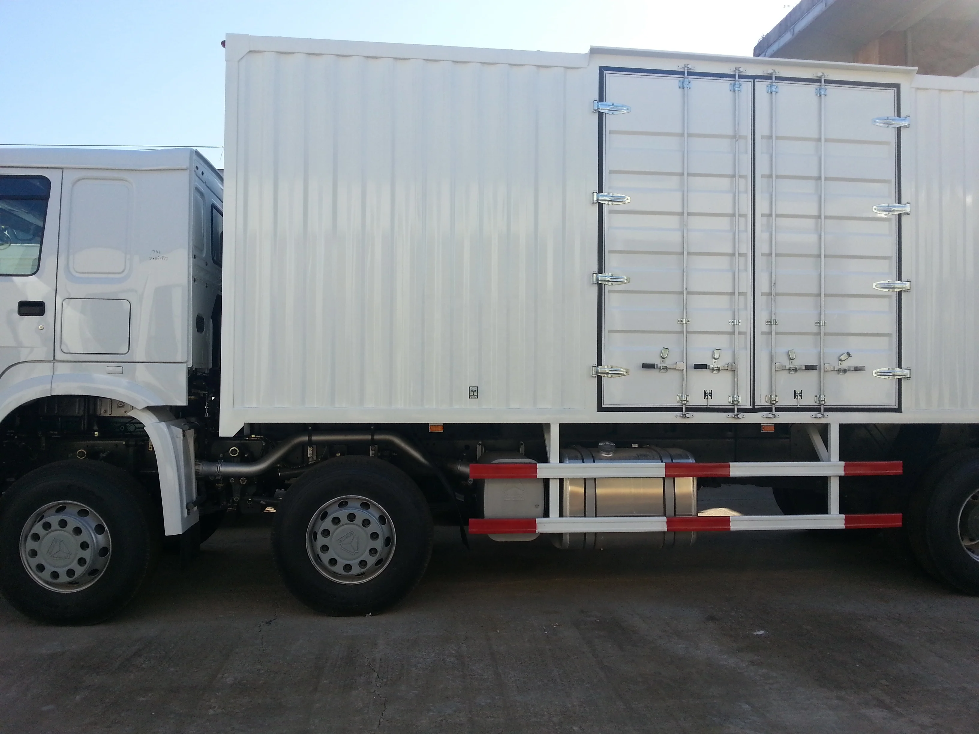 Грузовик фургон cargo т 40 t HOWO 50M3 12 wheels