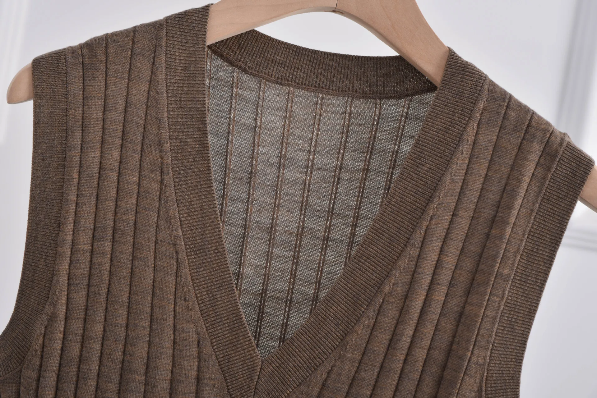 Factory Wholesale Summer Women Vest Sweater Pullover V-neck Sleeveless Slim Fit Wool Knitwear Vest