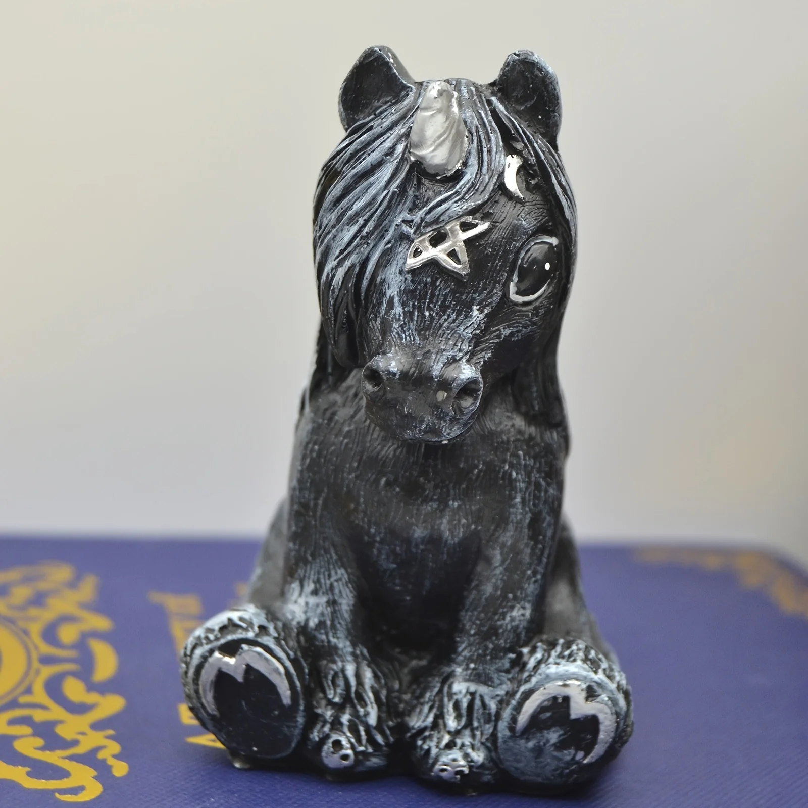 Fengzhi Factory Modern Mysterious Unicorn Courtyard Interior Tabletop Statue Decoration Resin Crafts Sculpture
