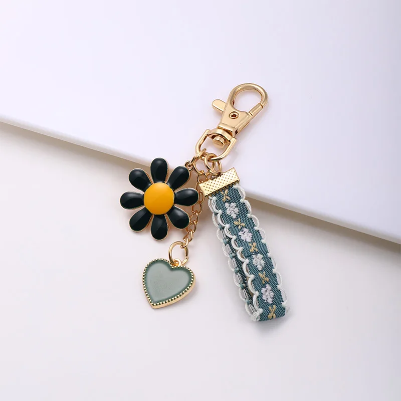 Simple retro style Daisy key chain Fresh lace webbed hollow pearl inlaid love keychain pendant furry ball pendant pendant
