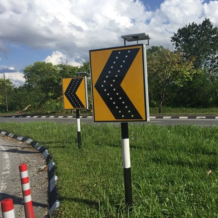 arrow solar powered  led flashing outdoor traffic road warning sign board