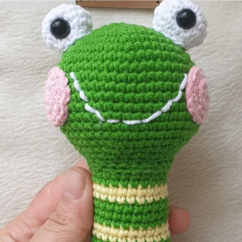 New design crochet green frog baby rattle 100% handmade crochet catnip toy lovely kicker cat toy