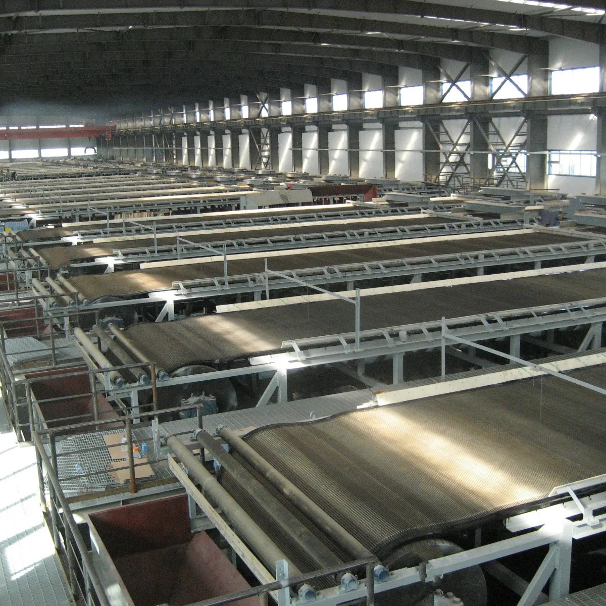 Horizontal rubber belt vacuum filter for potassium salts