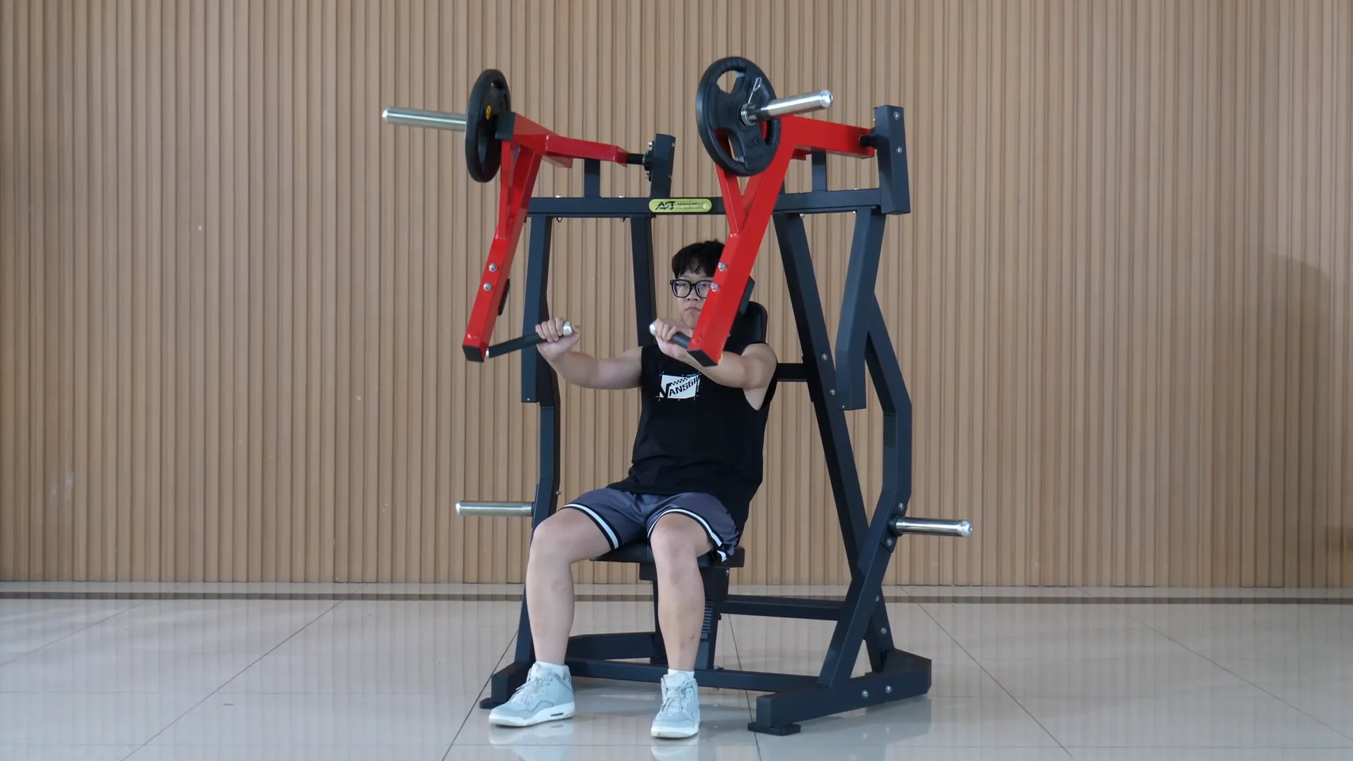 Ham Strength XM05 Iso-Lateral Seated chest press machine Plate-Loaded machine Seated chest press machine