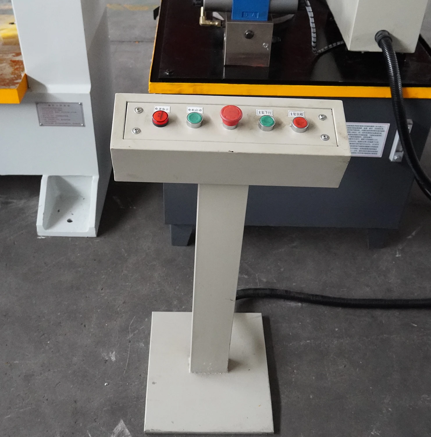 Nadun 200T Gantry Hydraulic Press with Movable Worktable