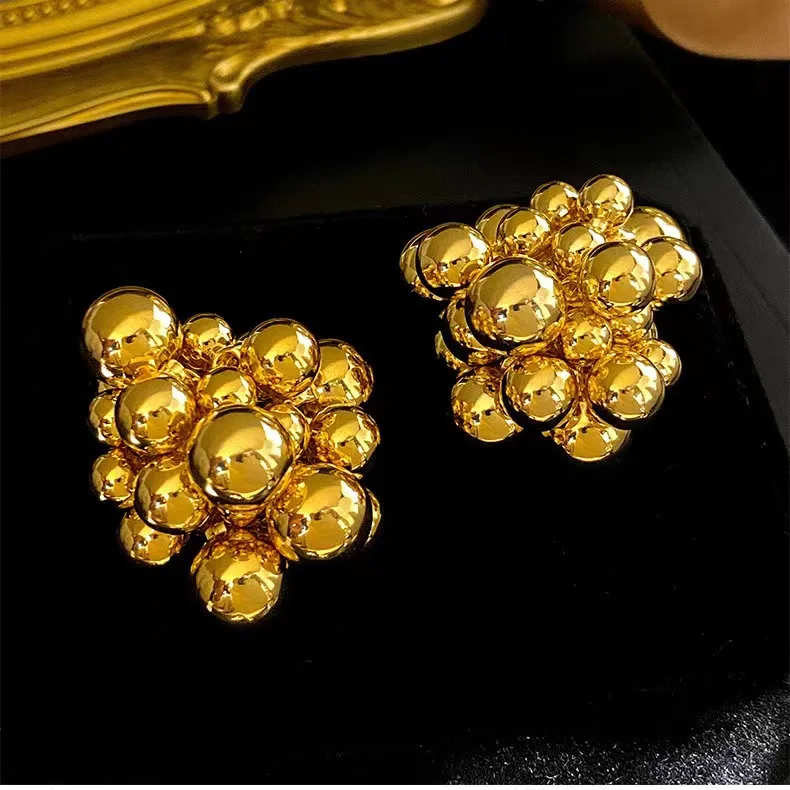 2024 Exaggerated high-grade metal ball earrings niche design a string of grape pendant studs fashion earrings