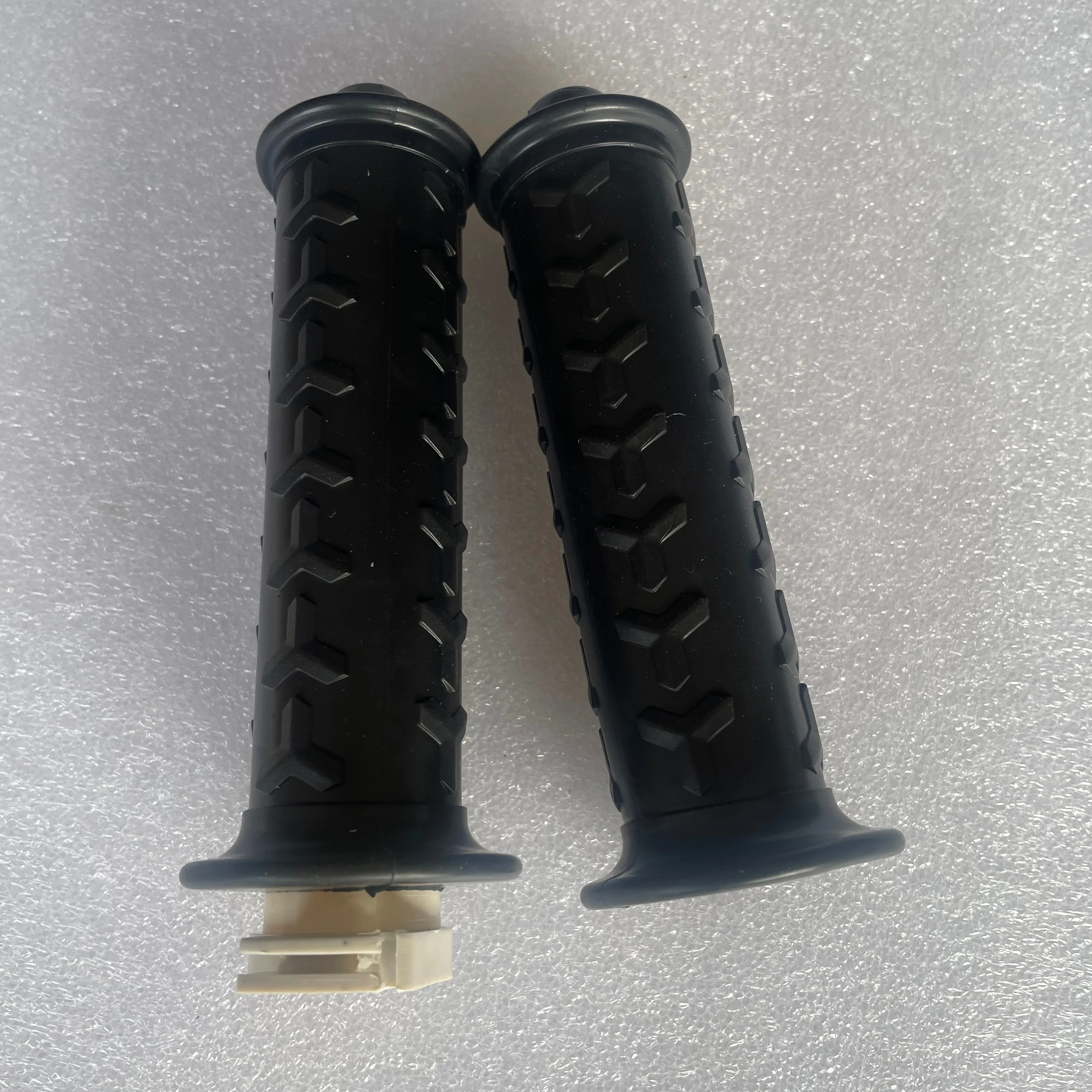 Motorcycle spare parts right handle grip with plastic inside + left rubber part