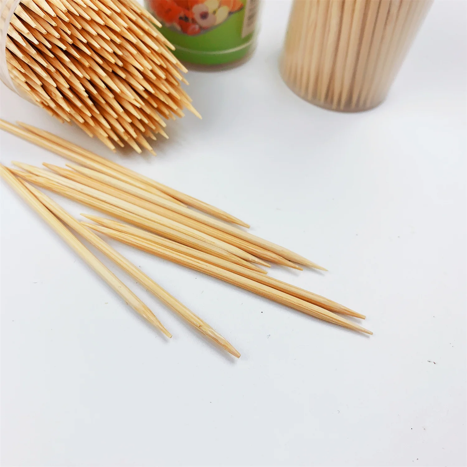 Natural wooden toothpick, made of high-quality wood, dense texture, protecting your teeth