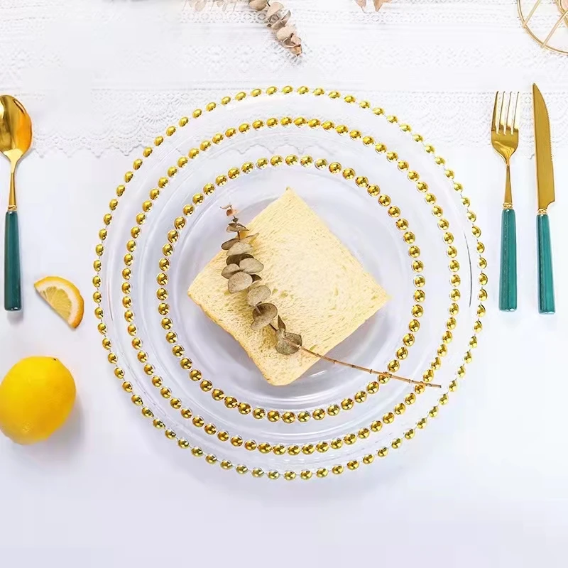 Роскошные прозрачные стеклянные тарелки с золотыми бусинами для ужина или отеля