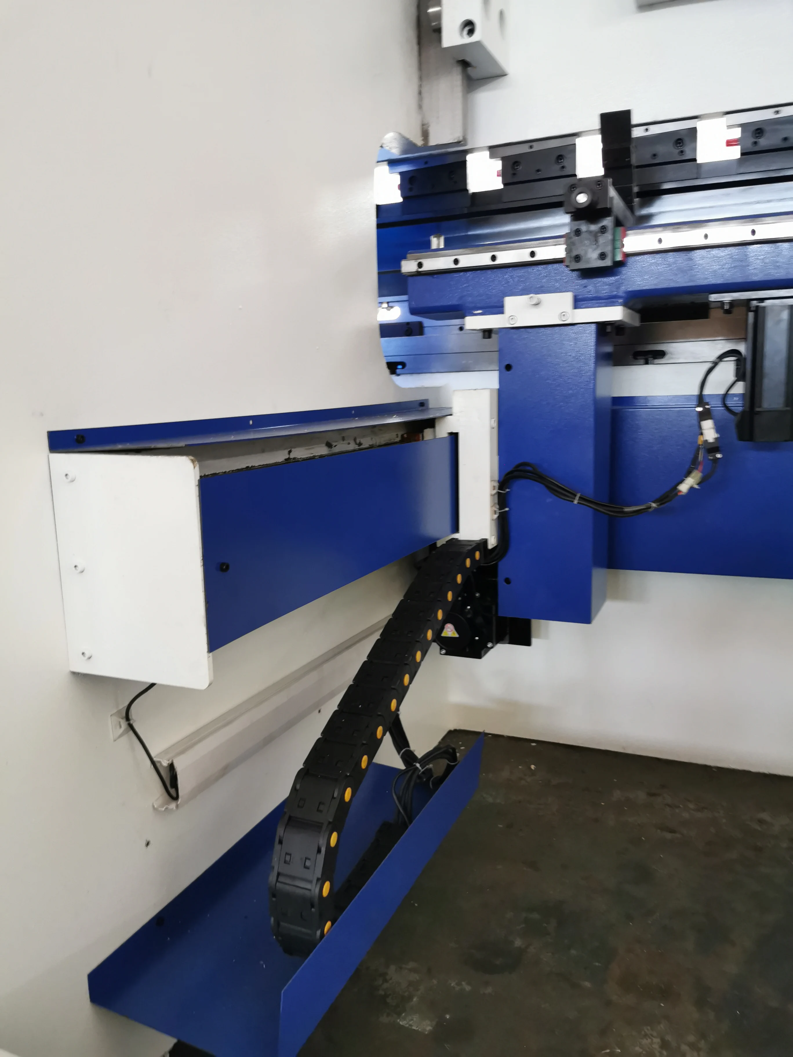 Гидравлический листогибочный станок с ЧПУ