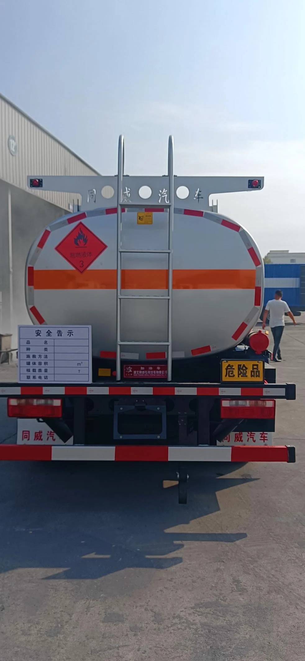 New Special Diesel Gasoline Oil Mobile Fuel Tanker Truck For Fuel Transporting